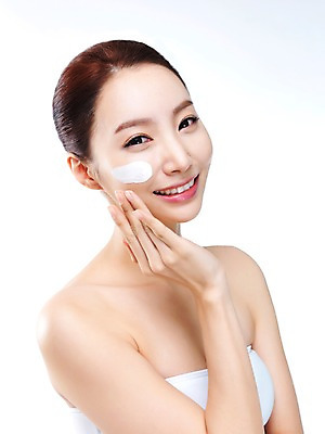 포토 JPG 스튜디오촬영 우먼라이프 라이프스타일 여자 모션 실내 한명 미소 사람 손짓 상반신 20대 성인 옆모습 화장 뷰티 한국인 변화 매끈함 바르기 로션 과정 의료성형뷰티 청년만 청년여자만 청년여자한명만 성인여자한명만 국내포토 1 뷰포인트 컨셉 표정 동양인 청년 내부 생활 화장품 감각 여자만 여자한명만 성인여자만 성인만 파일형식