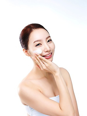 포토 JPG 스튜디오촬영 우먼라이프 라이프스타일 여자 모션 실내 한명 미소 사람 손짓 상반신 20대 성인 옆모습 화장 뷰티 한국인 변화 매끈함 바르기 로션 과정 의료성형뷰티 청년만 청년여자만 청년여자한명만 성인여자한명만 국내포토 1 뷰포인트 컨셉 표정 동양인 청년 내부 생활 화장품 감각 여자만 여자한명만 성인여자만 성인만 파일형식