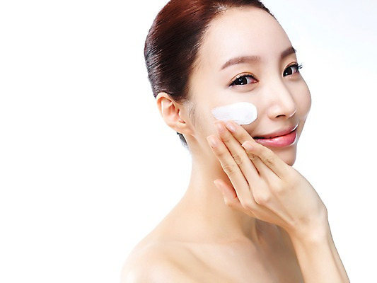 포토 JPG 스튜디오촬영 우먼라이프 라이프스타일 여자 모션 실내 한명 미소 사람 손짓 상반신 20대 성인 옆모습 화장 뷰티 한국인 변화 매끈함 바르기 로션 과정 의료성형뷰티 청년만 청년여자만 청년여자한명만 성인여자한명만 국내포토 1 뷰포인트 컨셉 표정 동양인 청년 내부 생활 화장품 감각 여자만 여자한명만 성인여자만 성인만 파일형식