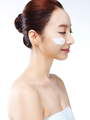 포토 JPG 스튜디오촬영 우먼라이프 라이프스타일 여자 모션 실내 한명 미소 사람 상반신 20대 성인 옆모습 화장 뷰티 눈감음 한국인 변화 매끈함 로션 과정 의료성형뷰티 청년만 청년여자만 청년여자한명만 성인여자한명만 국내포토 1 뷰포인트 컨셉 표정 동양인 청년 내부 생활 화장품 감각 여자만 여자한명만 성인여자만 성인만 파일형식