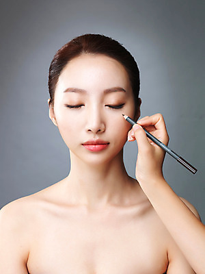 포토 JPG 스튜디오촬영 우먼라이프 라이프스타일 손 여자 모션 실내 한명 들기 사람 상반신 20대 성인 앞모습 신체부위 화장 뷰티 눈감음 한국인 변화 매끈함 눈썹 과정 의료성형뷰티 청년만 국내포토 1 얼굴 뷰포인트 컨셉 동양인 청년 내부 생활 감각 성인만 파일형식