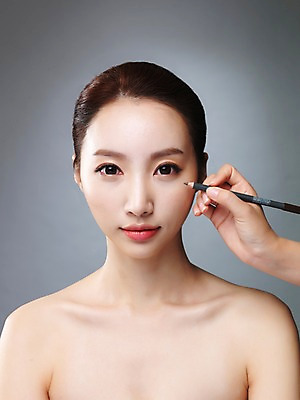 포토 JPG 스튜디오촬영 우먼라이프 라이프스타일 손 여자 모션 실내 한명 들기 사람 상반신 20대 성인 앞모습 신체부위 화장 뷰티 한국인 변화 매끈함 눈썹 과정 의료성형뷰티 청년만 국내포토 1 얼굴 뷰포인트 컨셉 동양인 청년 내부 생활 감각 성인만 파일형식