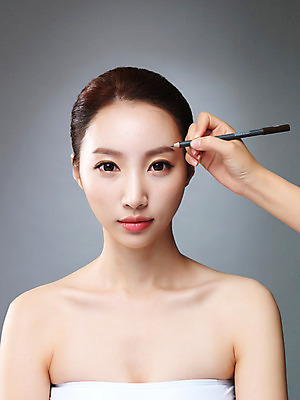 포토 JPG 스튜디오촬영 우먼라이프 라이프스타일 손 여자 모션 실내 한명 들기 사람 상반신 20대 성인 앞모습 신체부위 화장 뷰티 한국인 변화 매끈함 눈썹 과정 의료성형뷰티 청년만 국내포토 1 얼굴 뷰포인트 컨셉 동양인 청년 내부 생활 감각 성인만 파일형식