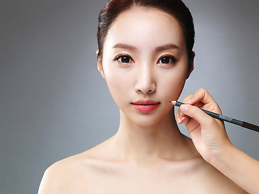 포토 JPG 스튜디오촬영 우먼라이프 라이프스타일 손 여자 모션 실내 한명 들기 사람 상반신 20대 성인 앞모습 신체부위 화장 뷰티 한국인 변화 매끈함 눈썹 과정 의료성형뷰티 청년만 국내포토 1 얼굴 뷰포인트 컨셉 동양인 청년 내부 생활 감각 성인만 파일형식