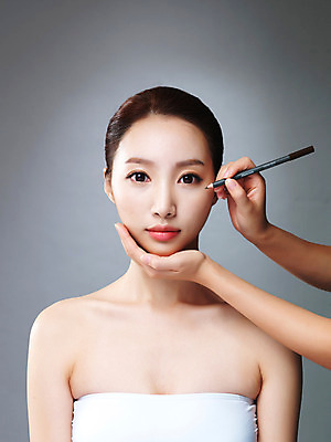 포토 JPG 스튜디오촬영 우먼라이프 라이프스타일 손 여자 모션 실내 한명 들기 사람 손짓 상반신 20대 성인 앞모습 신체부위 화장 뷰티 한국인 변화 매끈함 눈썹 과정 의료성형뷰티 청년만 국내포토 1 얼굴 뷰포인트 컨셉 동양인 청년 내부 생활 감각 성인만 파일형식