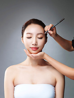 포토 JPG 스튜디오촬영 우먼라이프 라이프스타일 손 여자 모션 실내 한명 미소 들기 사람 상반신 20대 성인 앞모습 신체부위 화장 뷰티 눈감음 한국인 변화 매끈함 눈썹 과정 의료성형뷰티 청년만 국내포토 1 얼굴 뷰포인트 컨셉 표정 동양인 청년 내부 생활 감각 성인만 파일형식