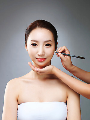 포토 JPG 스튜디오촬영 우먼라이프 라이프스타일 손 여자 모션 실내 한명 미소 들기 사람 손짓 상반신 20대 성인 앞모습 신체부위 화장 뷰티 한국인 변화 매끈함 눈썹 과정 의료성형뷰티 청년만 국내포토 1 얼굴 뷰포인트 컨셉 표정 동양인 청년 내부 생활 감각 성인만 파일형식