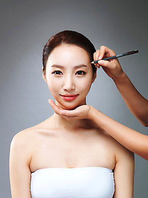 포토 JPG 스튜디오촬영 우먼라이프 라이프스타일 손 여자 모션 실내 한명 미소 들기 사람 상반신 20대 성인 앞모습 신체부위 화장 뷰티 한국인 변화 매끈함 눈썹 과정 의료성형뷰티 청년만 국내포토 1 얼굴 뷰포인트 컨셉 표정 동양인 청년 내부 생활 감각 성인만 파일형식