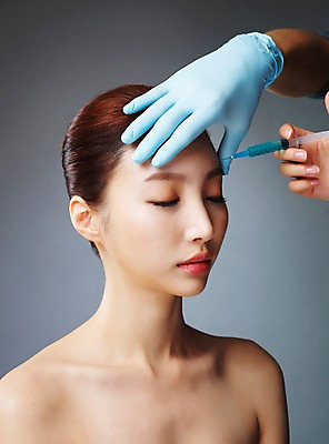 포토 JPG 스튜디오촬영 우먼라이프 라이프스타일 손 여자 모션 실내 주사기 한명 사람 상반신 20대 성인 신체부위 뷰티 눈감음 한국인 변화 성형수술 수술장갑 과정 시술 의료성형뷰티 청년만 국내포토 1 장갑 컨셉 의료기기 동양인 청년 내부 생활 수술 성인만 파일형식