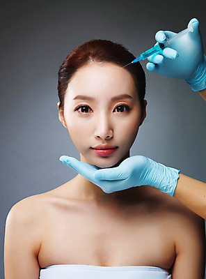 포토 JPG 스튜디오촬영 우먼라이프 라이프스타일 손 여자 모션 실내 주사기 한명 들기 사람 상반신 20대 성인 앞모습 신체부위 뷰티 한국인 변화 성형수술 수술장갑 과정 시술 의료성형뷰티 청년만 국내포토 1 뷰포인트 장갑 컨셉 의료기기 동양인 청년 내부 생활 수술 성인만 파일형식