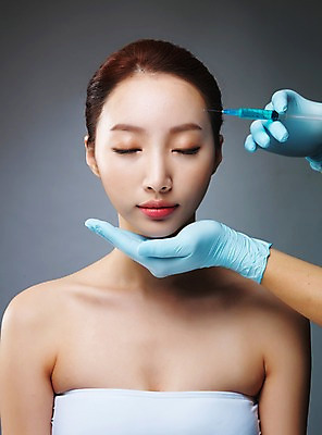 포토 JPG 스튜디오촬영 우먼라이프 라이프스타일 손 여자 모션 실내 주사기 한명 들기 사람 손짓 상반신 20대 성인 앞모습 신체부위 뷰티 눈감음 한국인 변화 성형수술 수술장갑 과정 시술 의료성형뷰티 청년만 국내포토 1 뷰포인트 장갑 컨셉 의료기기 동양인 청년 내부 생활 수술 성인만 파일형식