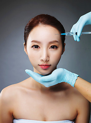 포토 JPG 스튜디오촬영 우먼라이프 라이프스타일 손 여자 모션 실내 주사기 한명 들기 사람 손짓 상반신 20대 성인 앞모습 신체부위 뷰티 한국인 변화 성형수술 수술장갑 과정 시술 의료성형뷰티 청년만 국내포토 1 뷰포인트 장갑 컨셉 의료기기 동양인 청년 내부 생활 수술 성인만 파일형식