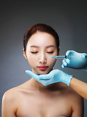 포토 JPG 스튜디오촬영 우먼라이프 라이프스타일 손 여자 모션 실내 주사기 한명 들기 사람 손짓 상반신 20대 성인 앞모습 신체부위 뷰티 눈감음 한국인 변화 성형수술 수술장갑 과정 시술 의료성형뷰티 청년만 국내포토 1 뷰포인트 장갑 컨셉 의료기기 동양인 청년 내부 생활 수술 성인만 파일형식