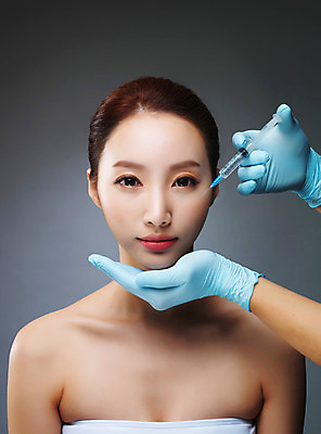 포토 JPG 스튜디오촬영 우먼라이프 라이프스타일 손 여자 모션 실내 주사기 한명 들기 사람 손짓 상반신 20대 성인 앞모습 신체부위 뷰티 한국인 변화 성형수술 수술장갑 과정 시술 의료성형뷰티 청년만 국내포토 1 뷰포인트 장갑 컨셉 의료기기 동양인 청년 내부 생활 수술 성인만 파일형식