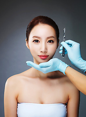 포토 JPG 스튜디오촬영 우먼라이프 라이프스타일 손 여자 모션 실내 한명 미소 들기 사람 손짓 상반신 20대 성인 앞모습 신체부위 뷰티 한국인 변화 성형수술 수술장갑 과정 시술 메스 의료성형뷰티 청년만 국내포토 1 뷰포인트 장갑 컨셉 표정 동양인 청년 내부 생활 수술 수술도구 성인만 파일형식