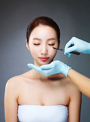 포토 JPG 스튜디오촬영 우먼라이프 라이프스타일 손 여자 모션 실내 한명 들기 사람 손짓 상반신 20대 성인 앞모습 신체부위 뷰티 눈감음 한국인 변화 성형수술 수술장갑 과정 시술 메스 의료성형뷰티 청년만 국내포토 1 뷰포인트 장갑 컨셉 동양인 청년 내부 생활 수술 수술도구 성인만 파일형식