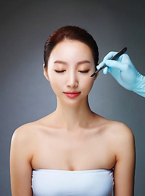 포토 JPG 스튜디오촬영 우먼라이프 라이프스타일 손 여자 모션 실내 한명 미소 들기 사람 상반신 20대 성인 앞모습 신체부위 뷰티 눈감음 한국인 변화 성형수술 수술장갑 과정 시술 메스 의료성형뷰티 청년만 국내포토 1 뷰포인트 장갑 컨셉 표정 동양인 청년 내부 생활 수술 수술도구 성인만 파일형식