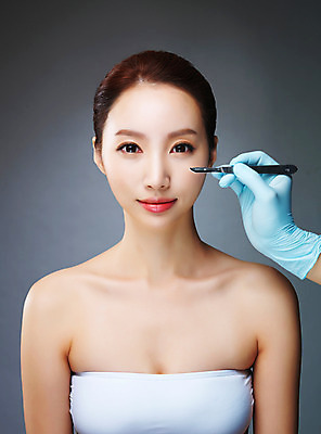 포토 JPG 스튜디오촬영 우먼라이프 라이프스타일 손 여자 모션 실내 한명 미소 들기 사람 상반신 20대 성인 신체부위 뷰티 한국인 변화 성형수술 수술장갑 과정 메스 의료성형뷰티 청년만 국내포토 1 장갑 컨셉 표정 동양인 청년 내부 생활 수술 수술도구 성인만 파일형식