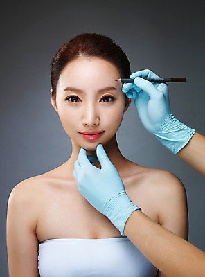 포토 JPG 스튜디오촬영 우먼라이프 라이프스타일 손 여자 모션 실내 한명 미소 들기 사람 상반신 20대 성인 앞모습 신체부위 화장 뷰티 한국인 변화 성형수술 눈썹 수술장갑 과정 의료성형뷰티 청년만 국내포토 1 얼굴 뷰포인트 장갑 컨셉 표정 동양인 청년 내부 생활 수술 성인만 파일형식