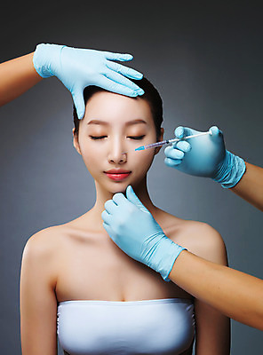 포토 JPG 스튜디오촬영 우먼라이프 라이프스타일 손 여자 모션 실내 주사기 한명 들기 사람 손짓 상반신 20대 성인 앞모습 신체부위 뷰티 눈감음 한국인 변화 성형수술 수술장갑 과정 시술 의료성형뷰티 청년만 국내포토 1 뷰포인트 장갑 컨셉 의료기기 동양인 청년 내부 생활 수술 성인만 파일형식