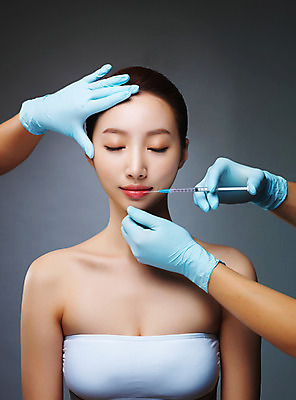 포토 JPG 스튜디오촬영 우먼라이프 라이프스타일 손 여자 모션 실내 주사기 한명 들기 사람 상반신 20대 성인 앞모습 신체부위 뷰티 눈감음 한국인 변화 성형수술 수술장갑 과정 시술 의료성형뷰티 청년만 국내포토 1 뷰포인트 장갑 컨셉 의료기기 동양인 청년 내부 생활 수술 성인만 파일형식