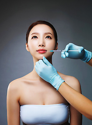 포토 JPG 스튜디오촬영 우먼라이프 라이프스타일 손 여자 모션 실내 주사기 한명 들기 사람 손짓 상반신 20대 성인 앞모습 신체부위 뷰티 한국인 변화 성형수술 수술장갑 과정 시술 의료성형뷰티 청년만 국내포토 1 뷰포인트 장갑 컨셉 의료기기 동양인 청년 내부 생활 수술 성인만 파일형식