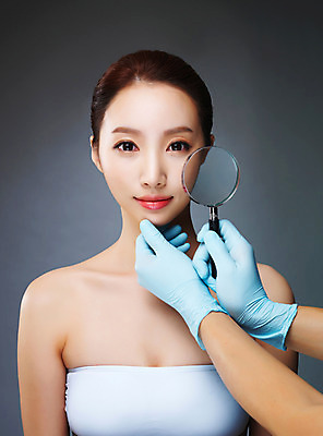 포토 JPG 스튜디오촬영 우먼라이프 라이프스타일 손 여자 모션 돋보기 실내 한명 미소 들기 사람 상반신 20대 성인 앞모습 신체부위 뷰티 한국인 변화 성형수술 수술장갑 과정 시술 의료성형뷰티 청년만 국내포토 1 뷰포인트 장갑 컨셉 표정 동양인 청년 내부 생활 수술 성인만 파일형식