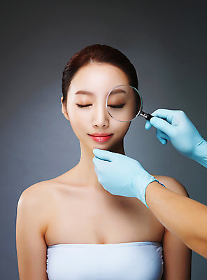 포토 JPG 스튜디오촬영 우먼라이프 라이프스타일 손 여자 모션 돋보기 실내 한명 들기 사람 손짓 상반신 20대 성인 앞모습 신체부위 뷰티 눈감음 한국인 변화 성형수술 수술장갑 과정 시술 의료성형뷰티 청년만 국내포토 1 뷰포인트 장갑 컨셉 동양인 청년 내부 생활 수술 성인만 파일형식