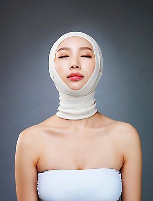 포토 JPG 스튜디오촬영 우먼라이프 라이프스타일 여자 모션 실내 한명 사람 상반신 20대 성인 앞모습 뷰티 눈감음 한국인 수술 변화 성형수술 붕대 과정 의료성형뷰티 청년만 청년여자만 청년여자한명만 성인여자한명만 국내포토 1 뷰포인트 컨셉 의학 동양인 청년 내부 생활 치료 여자만 여자한명만 성인여자만 성인만 파일형식