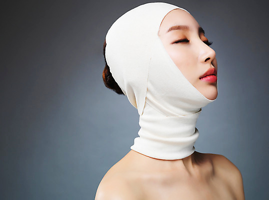 포토 JPG 스튜디오촬영 우먼라이프 라이프스타일 여자 모션 실내 한명 사람 상반신 20대 성인 옆모습 뷰티 눈감음 한국인 수술 변화 성형수술 붕대 과정 의료성형뷰티 청년만 청년여자만 청년여자한명만 성인여자한명만 국내포토 1 뷰포인트 컨셉 의학 동양인 청년 내부 생활 치료 여자만 여자한명만 성인여자만 성인만 파일형식