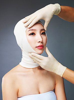 포토 JPG 스튜디오촬영 우먼라이프 라이프스타일 손 응시 여자 모션 실내 한명 사람 손짓 상반신 20대 성인 앞모습 신체부위 뷰티 한국인 수술 변화 성형수술 붕대 수술장갑 과정 의료성형뷰티 청년만 국내포토 1 시선 뷰포인트 장갑 컨셉 의학 동양인 청년 내부 생활 치료 성인만 파일형식