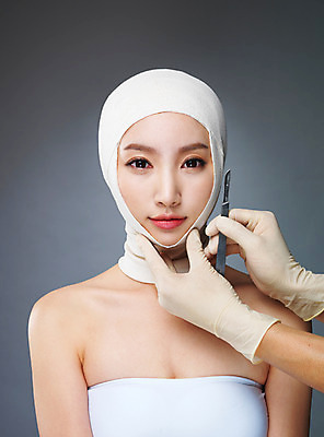 포토 JPG 스튜디오촬영 우먼라이프 라이프스타일 손 여자 모션 실내 한명 들기 사람 손짓 상반신 20대 성인 앞모습 신체부위 뷰티 한국인 수술 변화 성형수술 붕대 수술장갑 과정 메스 의료성형뷰티 청년만 국내포토 1 뷰포인트 장갑 컨셉 의학 동양인 청년 내부 생활 치료 수술도구 성인만 파일형식