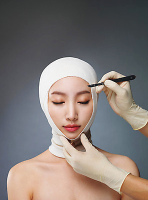 포토 JPG 스튜디오촬영 우먼라이프 라이프스타일 손 여자 모션 실내 한명 들기 사람 손짓 상반신 20대 성인 앞모습 신체부위 뷰티 눈감음 한국인 수술 변화 성형수술 붕대 과정 메스 의료성형뷰티 청년만 국내포토 1 뷰포인트 컨셉 의학 동양인 청년 내부 생활 치료 수술도구 성인만 파일형식