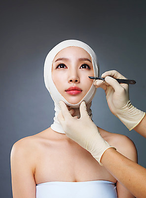 포토 JPG 스튜디오촬영 우먼라이프 라이프스타일 손 여자 모션 실내 한명 들기 사람 손짓 상반신 20대 성인 앞모습 신체부위 뷰티 한국인 올려보기 수술 변화 성형수술 붕대 수술장갑 과정 메스 의료성형뷰티 청년만 국내포토 1 뷰포인트 장갑 컨셉 의학 동양인 청년 내부 생활 치료 수술도구 성인만 파일형식