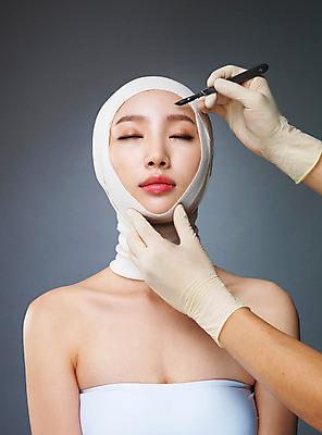 포토 JPG 스튜디오촬영 우먼라이프 라이프스타일 손 여자 모션 실내 한명 들기 사람 상반신 20대 성인 앞모습 신체부위 뷰티 눈감음 한국인 수술 변화 성형수술 붕대 수술장갑 과정 메스 의료성형뷰티 청년만 국내포토 1 뷰포인트 장갑 컨셉 의학 동양인 청년 내부 생활 치료 수술도구 성인만 파일형식