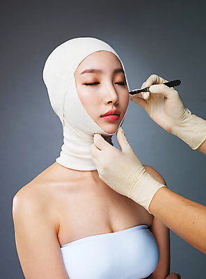 포토 JPG 스튜디오촬영 우먼라이프 라이프스타일 손 여자 모션 실내 한명 들기 사람 상반신 20대 성인 옆모습 신체부위 뷰티 눈감음 한국인 수술 변화 성형수술 붕대 수술장갑 과정 메스 의료성형뷰티 청년만 국내포토 1 뷰포인트 장갑 컨셉 의학 동양인 청년 내부 생활 치료 수술도구 성인만 파일형식