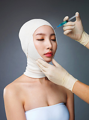 포토 JPG 스튜디오촬영 우먼라이프 라이프스타일 손 여자 모션 실내 주사기 한명 들기 사람 상반신 20대 성인 옆모습 신체부위 뷰티 눈감음 한국인 수술 변화 성형수술 붕대 수술장갑 과정 의료성형뷰티 청년만 국내포토 1 뷰포인트 장갑 컨셉 의학 의료기기 동양인 청년 내부 생활 치료 성인만 파일형식