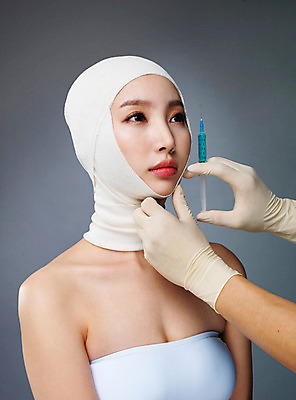 포토 JPG 스튜디오촬영 우먼라이프 라이프스타일 손 응시 여자 모션 실내 주사기 한명 들기 사람 손짓 상반신 20대 성인 옆모습 신체부위 뷰티 한국인 수술 변화 성형수술 붕대 수술장갑 과정 의료성형뷰티 청년만 국내포토 1 시선 뷰포인트 장갑 컨셉 의학 의료기기 동양인 청년 내부 생활 치료 성인만 파일형식