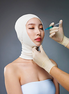 포토 JPG 스튜디오촬영 우먼라이프 라이프스타일 손 여자 모션 실내 주사기 한명 들기 사람 손짓 상반신 20대 성인 옆모습 신체부위 뷰티 눈감음 한국인 수술 변화 성형수술 붕대 수술장갑 과정 의료성형뷰티 청년만 국내포토 1 뷰포인트 장갑 컨셉 의학 의료기기 동양인 청년 내부 생활 치료 성인만 파일형식