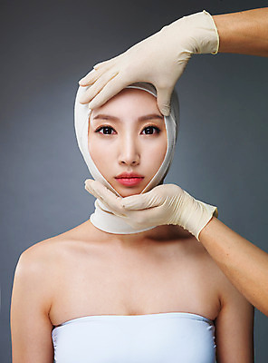 포토 JPG 스튜디오촬영 우먼라이프 라이프스타일 손 여자 모션 실내 한명 사람 손짓 상반신 20대 성인 앞모습 신체부위 뷰티 한국인 수술 변화 성형수술 붕대 수술장갑 과정 의료성형뷰티 청년만 국내포토 1 뷰포인트 장갑 컨셉 의학 동양인 청년 내부 생활 치료 성인만 파일형식