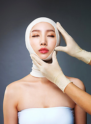 포토 JPG 스튜디오촬영 우먼라이프 라이프스타일 손 여자 모션 실내 한명 사람 손짓 상반신 20대 성인 앞모습 신체부위 뷰티 눈감음 한국인 수술 변화 성형수술 붕대 수술장갑 과정 의료성형뷰티 청년만 국내포토 1 뷰포인트 장갑 컨셉 의학 동양인 청년 내부 생활 치료 성인만 파일형식
