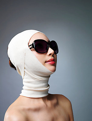 포토 JPG 스튜디오촬영 우먼라이프 라이프스타일 여자 모션 실내 한명 사람 상반신 20대 성인 옆모습 선글라스 뷰티 한국인 수술 변화 성형수술 붕대 과정 의료성형뷰티 청년만 청년여자만 청년여자한명만 성인여자한명만 국내포토 1 안경 뷰포인트 컨셉 의학 동양인 청년 내부 생활 치료 여자만 여자한명만 성인여자만 성인만 파일형식