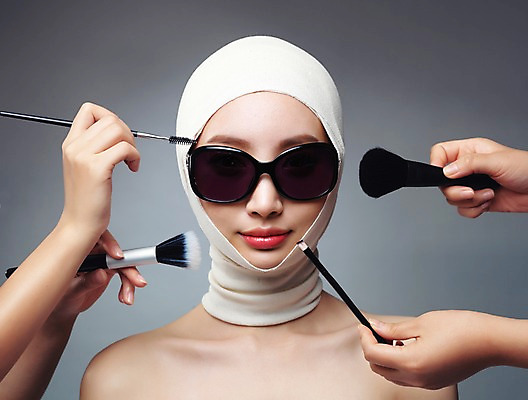 포토 JPG 스튜디오촬영 우먼라이프 라이프스타일 손 여자 모션 실내 한명 들기 사람 상반신 20대 성인 앞모습 신체부위 선글라스 화장 뷰티 한국인 붓 수술 변화 성형수술 붕대 과정 의료성형뷰티 청년만 국내포토 1 안경 뷰포인트 컨셉 의학 동양인 청년 내부 생활 치료 성인만 파일형식