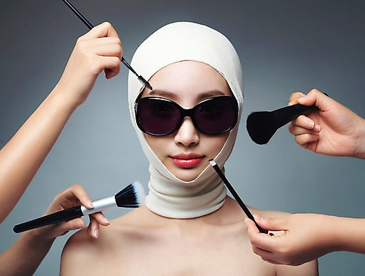 포토 JPG 스튜디오촬영 우먼라이프 라이프스타일 손 여자 모션 실내 한명 미소 들기 사람 상반신 20대 성인 앞모습 신체부위 선글라스 화장 뷰티 한국인 붓 수술 변화 성형수술 붕대 과정 의료성형뷰티 청년만 국내포토 1 안경 뷰포인트 컨셉 의학 표정 동양인 청년 내부 생활 치료 성인만 파일형식