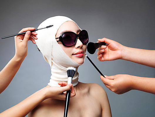 포토 JPG 스튜디오촬영 우먼라이프 라이프스타일 손 여자 모션 실내 한명 미소 들기 사람 손짓 상반신 20대 성인 옆모습 신체부위 선글라스 뷰티 한국인 붓 수술 변화 성형수술 붕대 과정 의료성형뷰티 청년만 국내포토 1 안경 뷰포인트 컨셉 의학 표정 동양인 청년 내부 생활 치료 성인만 파일형식