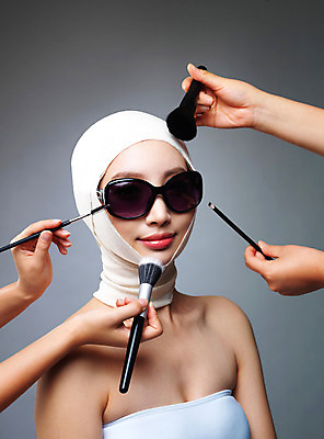 포토 JPG 스튜디오촬영 우먼라이프 라이프스타일 손 여자 모션 실내 한명 들기 사람 상반신 20대 성인 옆모습 신체부위 선글라스 화장 뷰티 한국인 붓 수술 변화 성형수술 붕대 과정 의료성형뷰티 청년만 국내포토 1 안경 뷰포인트 컨셉 의학 동양인 청년 내부 생활 치료 성인만 파일형식