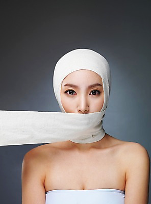 포토 JPG 스튜디오촬영 우먼라이프 라이프스타일 여자 모션 실내 한명 사람 상반신 20대 성인 앞모습 뷰티 한국인 수술 변화 성형수술 붕대 과정 감싸기 풀기 의료성형뷰티 청년만 청년여자만 청년여자한명만 성인여자한명만 국내포토 1 뷰포인트 컨셉 의학 동양인 청년 내부 생활 치료 여자만 여자한명만 성인여자만 성인만 파일형식