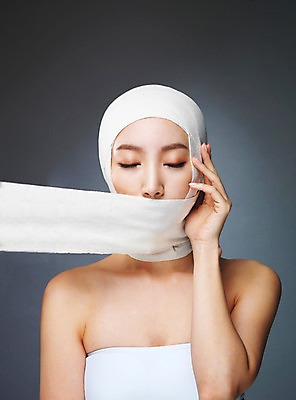 포토 JPG 스튜디오촬영 우먼라이프 라이프스타일 여자 모션 실내 한명 사람 손짓 상반신 20대 성인 앞모습 뷰티 눈감음 한국인 수술 변화 성형수술 붕대 과정 감싸기 풀기 의료성형뷰티 청년만 청년여자만 청년여자한명만 성인여자한명만 국내포토 1 뷰포인트 컨셉 의학 동양인 청년 내부 생활 치료 여자만 여자한명만 성인여자만 성인만 파일형식