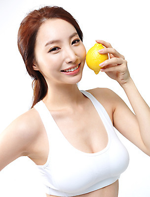 포토 JPG 스튜디오촬영 우먼라이프 라이프스타일 여자 다이어트 과일 모션 성공 실내 건강 한명 서기 미소 들기 사람 상반신 20대 성인 앞모습 운동복 뷰티 기쁨 한국인 변화 레몬 만족 의료성형뷰티 청년만 청년여자만 청년여자한명만 성인여자한명만 국내포토 1 옷 감정 뷰포인트 컨셉 표정 동양인 청년 내부 생활 여자만 여자한명만 성인여자만 성인만 파일형식