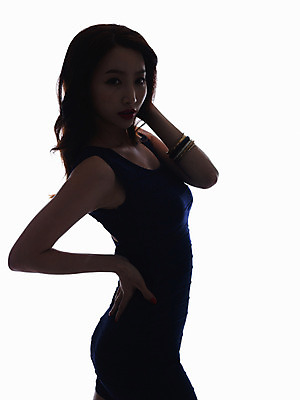 포토 JPG 스튜디오촬영 우먼라이프 라이프스타일 원피스 여자 실루엣 허리손 모션 실내 한명 서기 사람 손짓 상반신 20대 성인 옆모습 뷰티 섹시 한국인 우아함 역광 의료성형뷰티 청년만 청년여자만 청년여자한명만 성인여자한명만 국내포토 1 옷 뷰포인트 포즈 컨셉 촬영기법 동양인 청년 내부 생활 여자만 여자한명만 성인여자만 성인만 파일형식